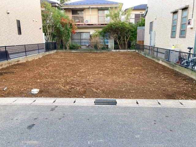 住宅街にある売り地