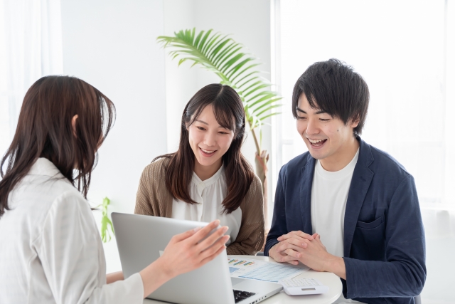 顧客と話す女性スタッフ