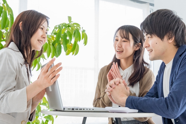 笑顔で話す女性スタッフ
