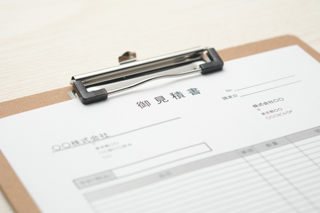 見積書が挟まれているバインダー
