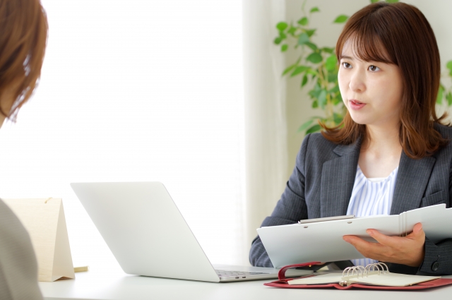 提案をする女性スタッフ