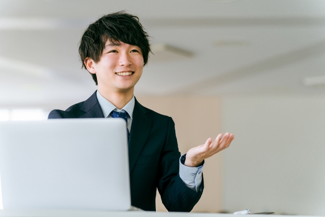笑顔で話すビジネスマン