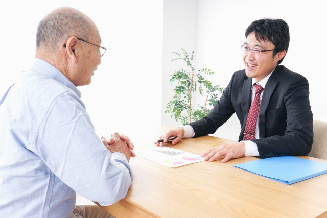 経験のある営業担当に相談する男性
