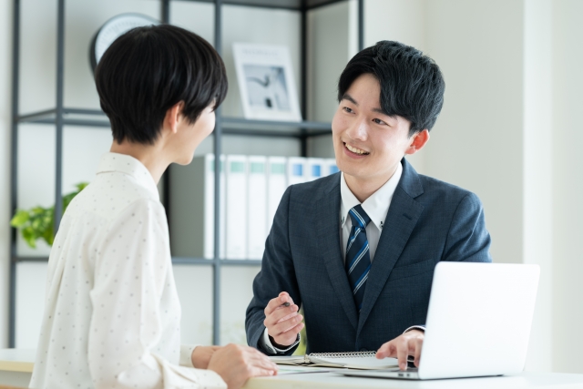 笑顔で話すビジネスマン