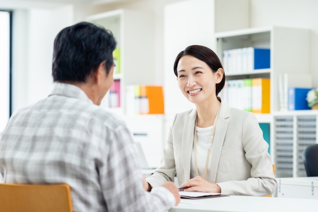 笑顔で話す女性スタッフ