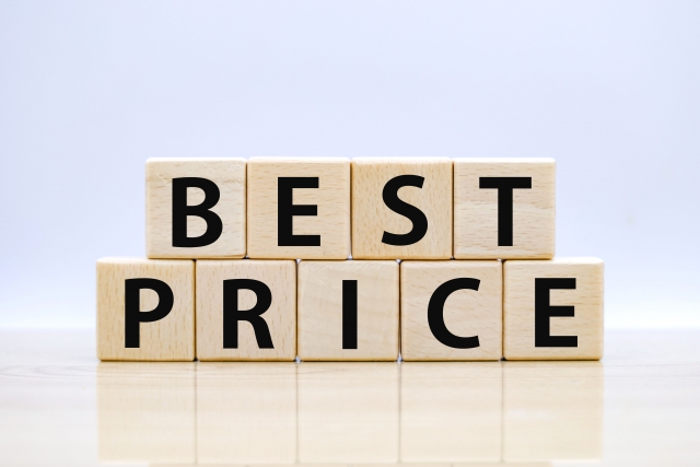 BEST PRICEの文字列が書かれた積み木